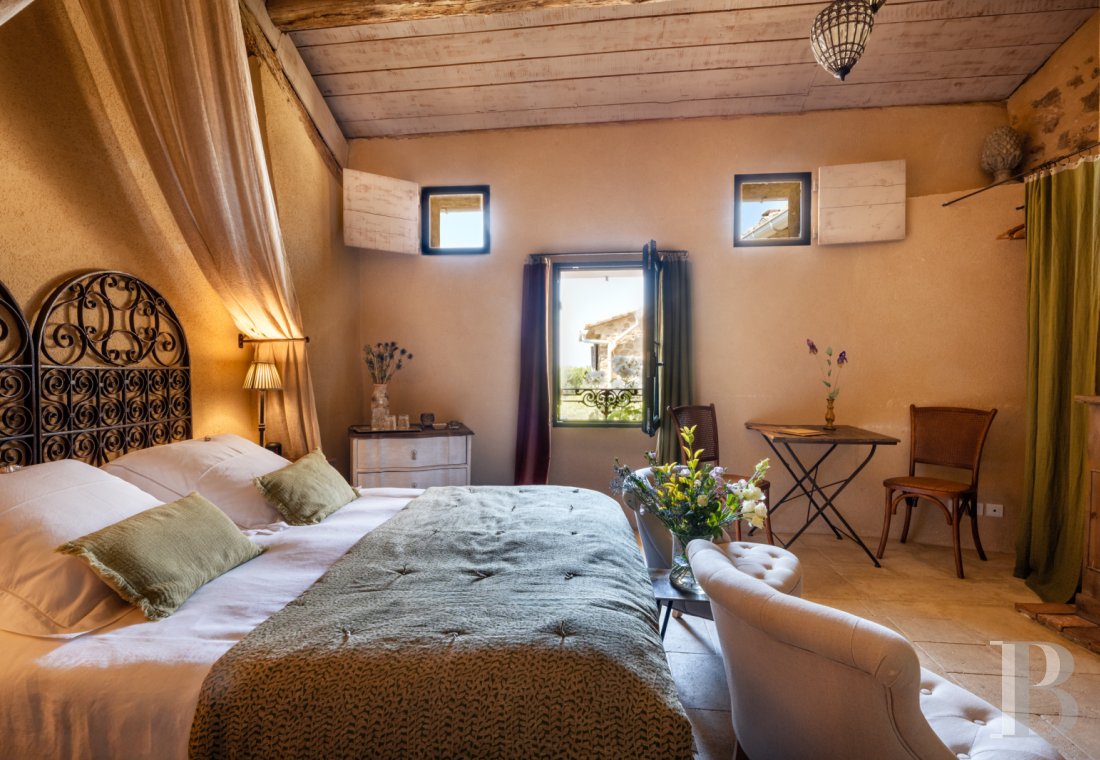 Dans le Vaucluse, aux environs de Beaumes-de-Venise,  une ancienne ferme du 18e siècle bordée de vignes - photo  n°14